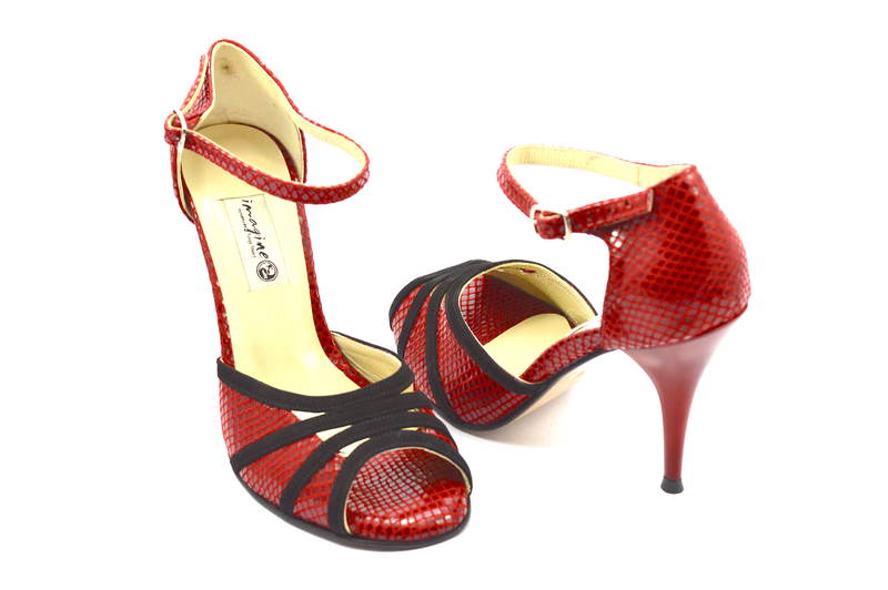 Γυναικείο παπούτσι tango peep toe από εντυπωσιακό κόκκινο φίδι και μαύρο σουετ δέρμα
