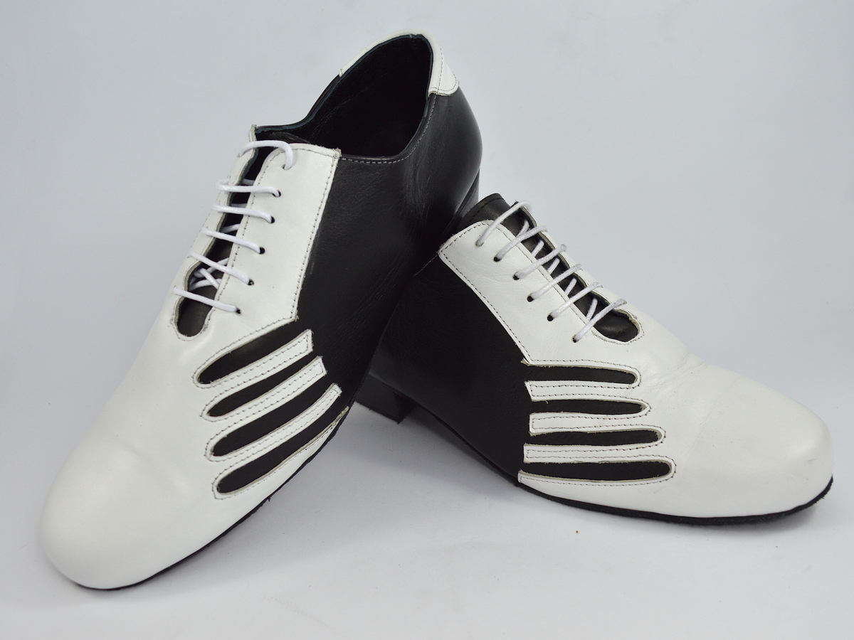 Ανδρικό παπούτσι χορού αργεντίνικου τάνγκο από μαύρο και λευκό δέρμα ματ