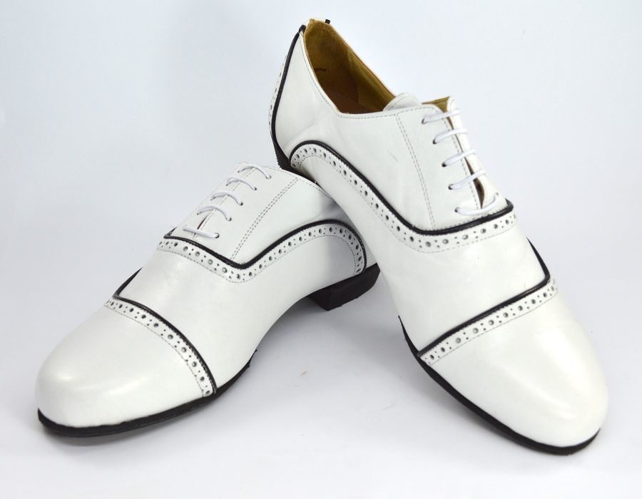 Ανδρικό παπούτσι χορού αργεντίνικου τάνγκο από λευκό δέρμα με μαύρα σχέδια