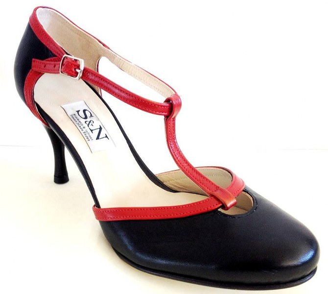 Women tango shoes in black and red leather 