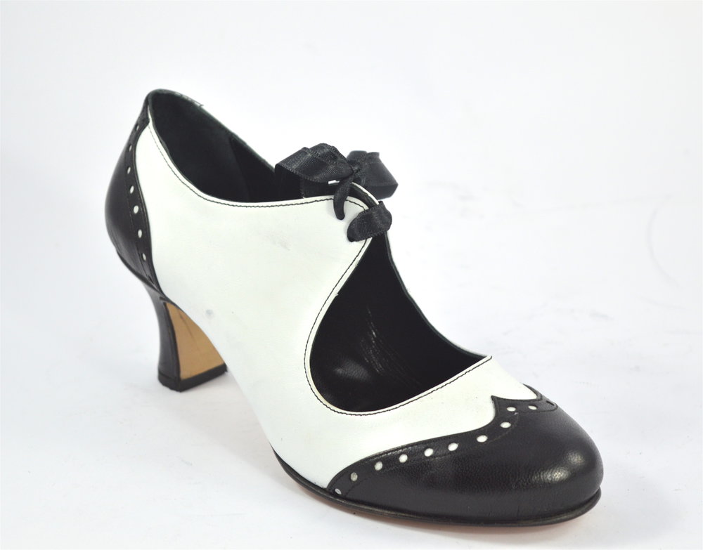 Γυναικείο παπούτσι χορού, κλειστού τύπου από μαλακό άσπρο και μαύρο δέρμα