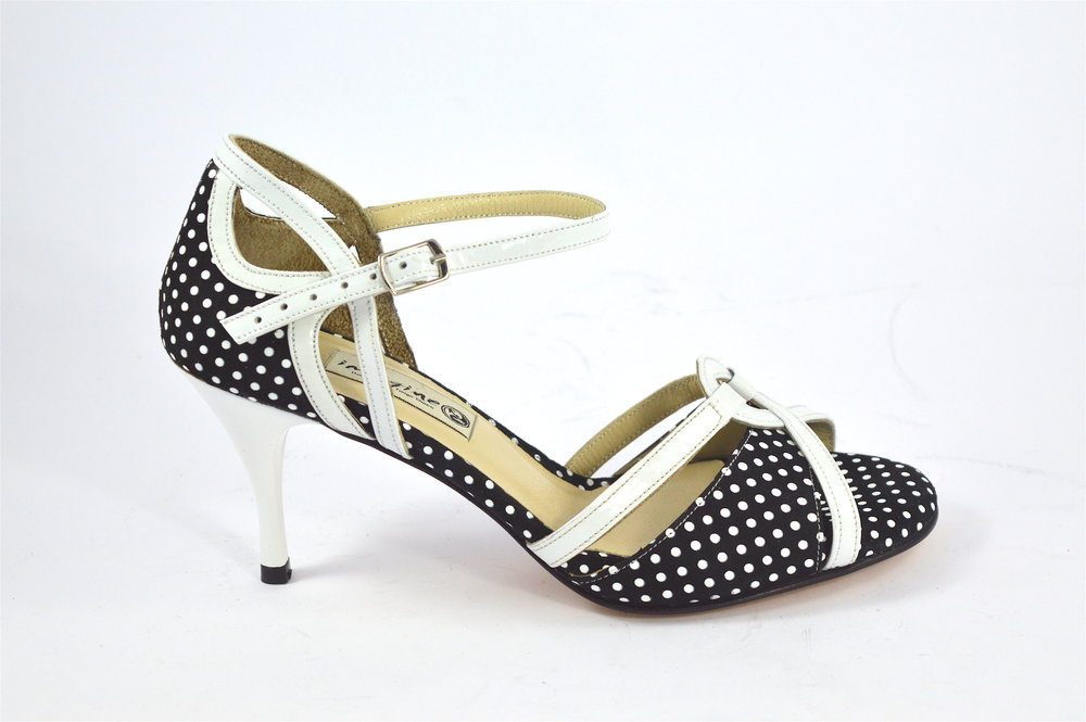 Γυναικείο παπούτσι tango open toe από λευκό λουστρίνι και ασπρόμαυρο πουά