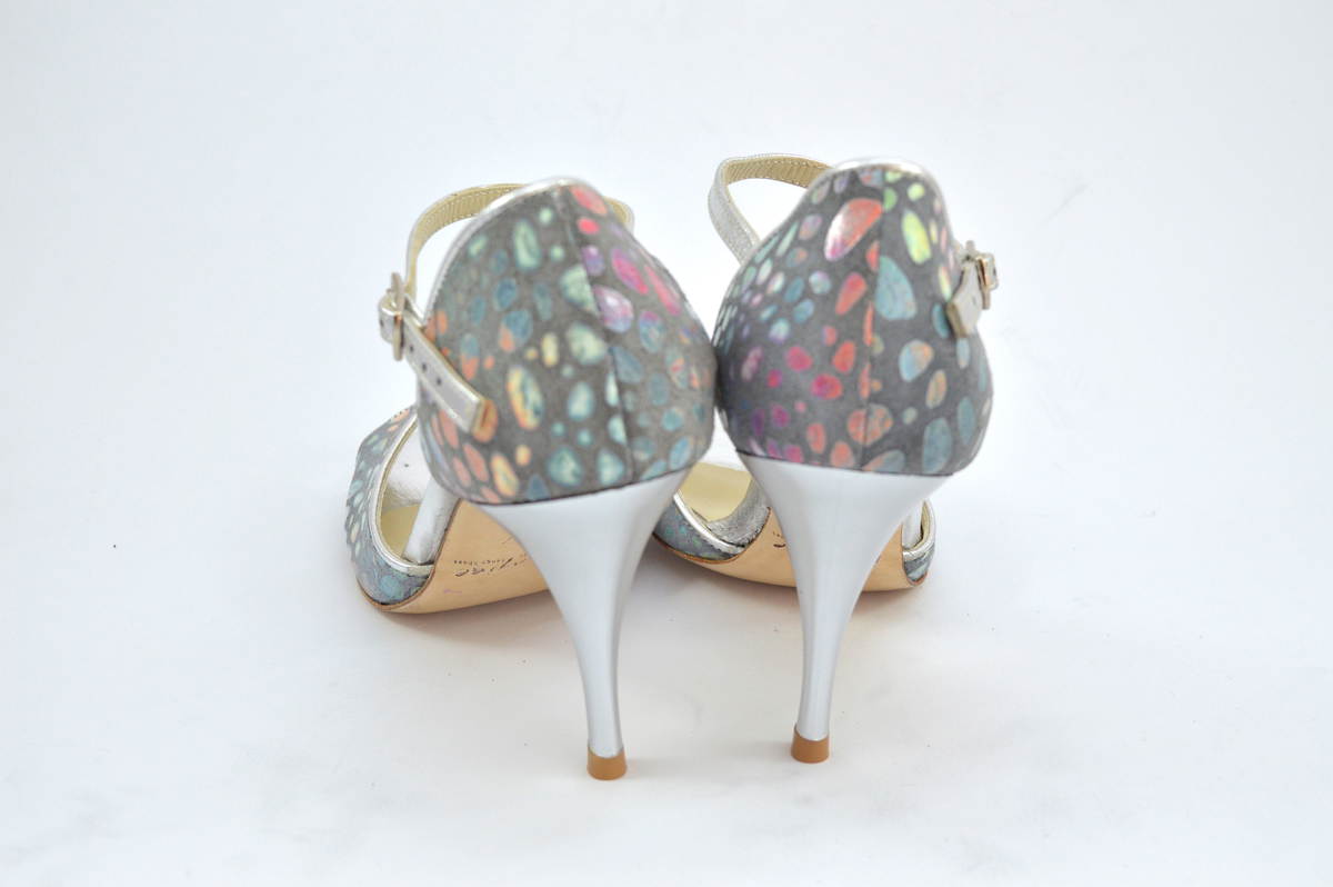 Γυναικείο παπούτσι tango open toe από ασημί-γκρι δέρμα με πολύχρωμα πουά σχέδια