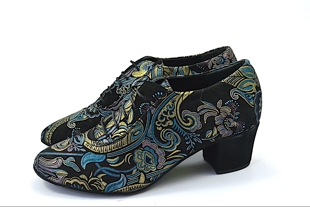 Γυναικείο παπούτσι tango κλειστού τύπου από πολύ μαλακό μαύρο σουέτ δέρμα με χρυσο-μπλε λαχούρια