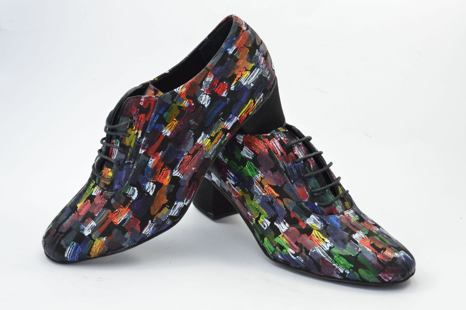 Γυναικείο παπούτσι tango κλειστού τύπου από πολύ μαλακό μαύρο δέρμα με πολύχρωμα αφηρημένα σχέδια