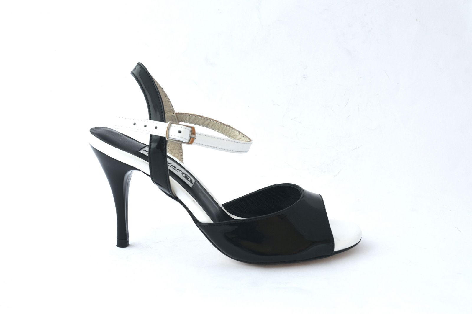Women tango shoe, slingback, in black and white patent leather