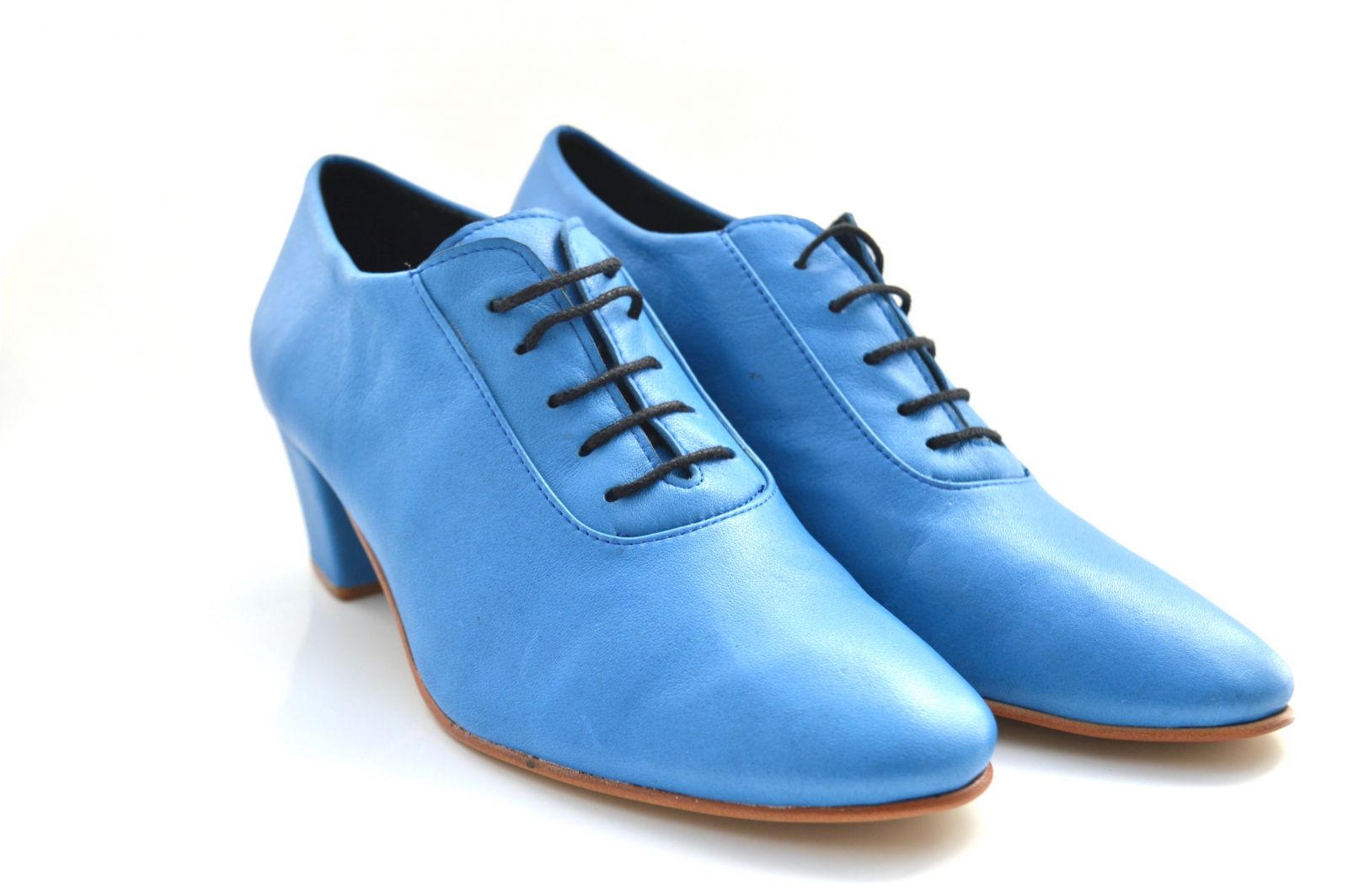 Γυναικείο παπούτσι tango κλειστού τύπου από πολύ μαλακό μπλε δέρμα