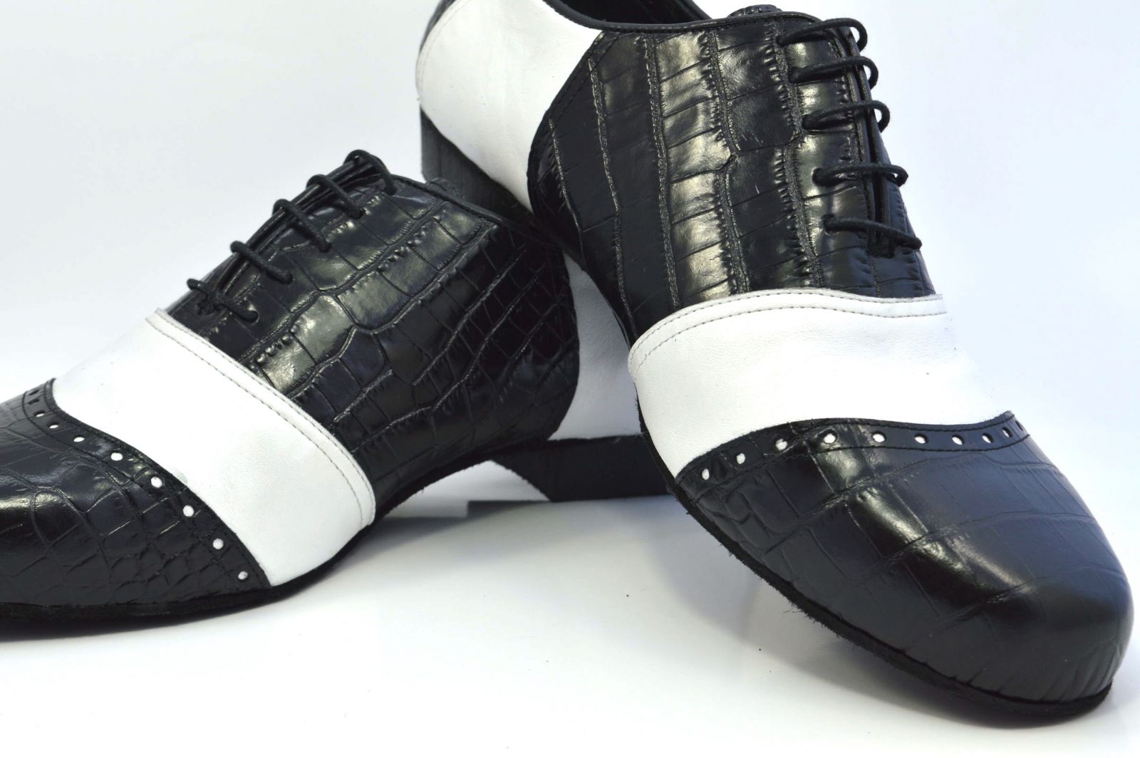 Ανδρικό παπούτσι τάνγκο από μαλακό λευκό δέρμα ματ και μαύρο κροκό δέρμα
